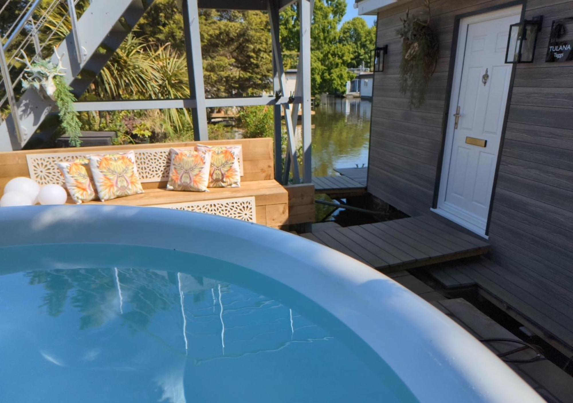 Tulana Taggs - Floating Home On Idyllic Island Hampton Hill Экстерьер фото